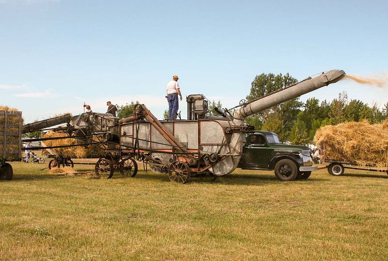 File:Threshing machine.jpg